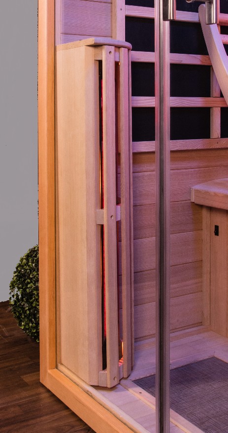 Dezent verkleideter Frontstrahler, großzügige Bodenheizung und  Schalter für den Wadenstrahler