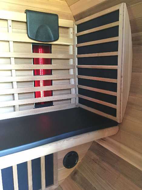 Infrarot-Fass Tunna, Ansicht Innenraum rechte Seite mit Flächenstrahler und Zubehör