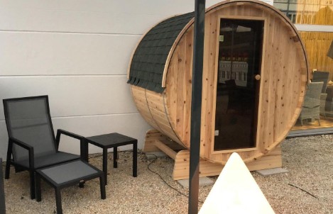 Infrarot-Fass Tunna auf einer Terrasse, auf Gehwegplatten gesetzt