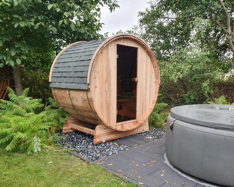 Outdoor- Infrarotkabine aus Rotzeder im Garten